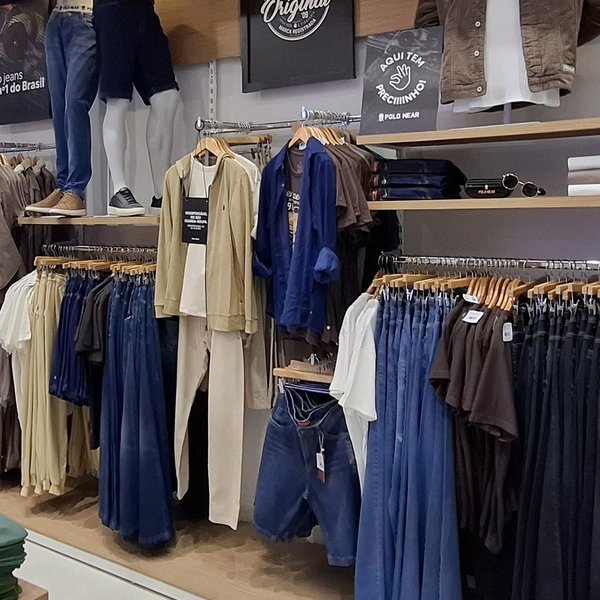 Interior da loja Polo Wear gerenciada pelo ARP Group — ambiente de varejo de moda em São Paulo